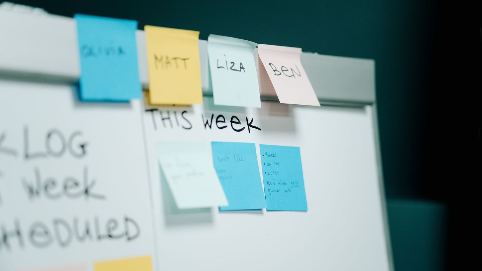 Ein Whiteboard mit bunten Haftnotizen, die einen Strategieplan darstellen.