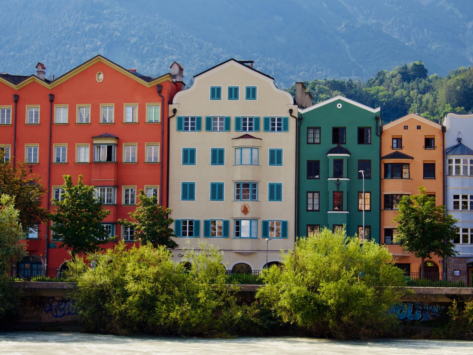 Die elegante Gebäudefront in der Maria-Theresien-Straße in Innsbruck.