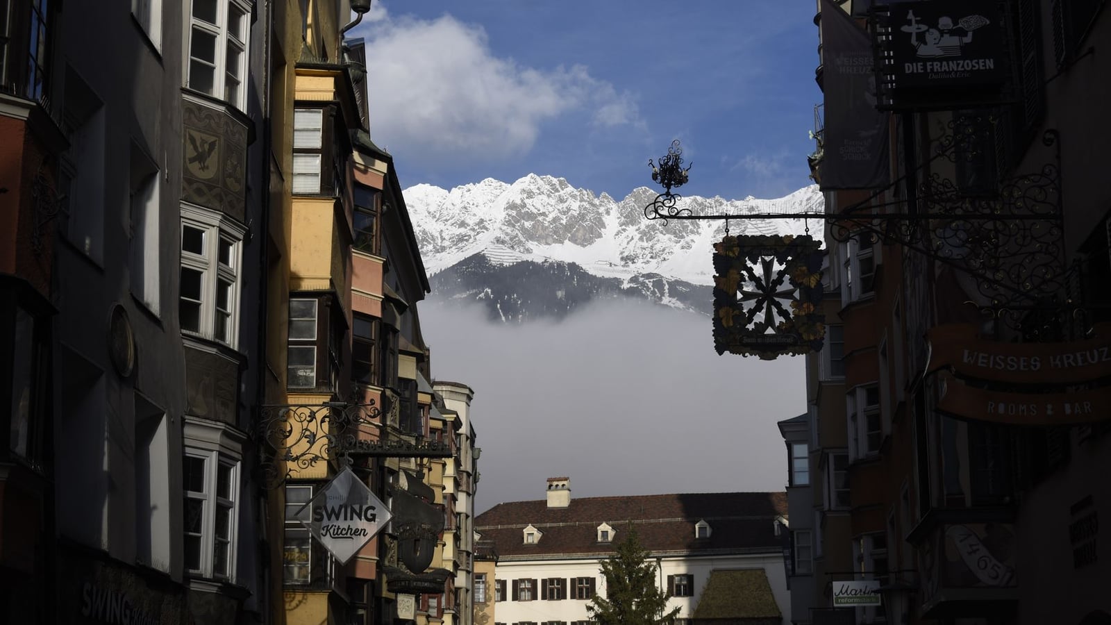 Eine authentische Straßenszene in der Altstadt von Innsbruck beim Goldenen Dachl.